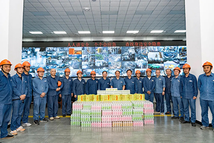 瀘天化股份公司黨委書記、董事長廖廷君率隊到生產(chǎn)一線開展“送清涼”慰問活動